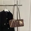 Bolsa de ombro de alta qualidade com estampa de leopardo para mulheres, versátil para o dia a dia, bolsa de ombro minimalista e da moda com pingente, transfronteiriça