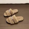 Pantuflas de felpa para mujer con suela plana para uso exterior, nuevo modelo otoño e invierno, diseño de una línea, cómodas y antideslizantes para uso en casa