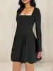 Vestido Negro de Alta Gama para Mujer, Cuello Cuadrado, Mangas Largas, Borde de Encaje, Falda de Corte A, Aspecto Adelgazante para Primavera y Otoño, Estilo Francés Hepburn