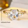 Venda quente transfronteiriça Europeu e Americano luxo leve quadrado diamante de alto carbono anel feminino Anel simples fino com banda decorada com pequenos diamantes acima e abaixo do anel