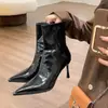 Botas Martin de salto alto bico fino estilo francês, novo modelo 2026, salto agulha elegante em couro envernizado, botas que alongam as pernas e emagrecem, botas de couro vintage