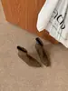 Botas femininas de salto alto robustas com bico quadrado, novo modelo 2026, botas de montaria de cano curto plissadas em camurça