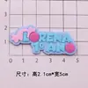 Marca de Letra Parche Adhesivo Suave Accesorios DIY Funda de Teléfono Móvil Agujero Zapatos Taza de Agua Pegatina Pasador Accesorios para el Cabello Zapatos Hebilla de Flor Accesorios de PVC