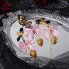 El pasador elástico para el cabello con cascabeles es ajustable en tensión, fácil de poner y viene en clips metálicos dorados, plateados, rojos y rosas.