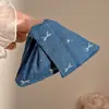 Presilha de cabelo triângulo em tecido para mulheres, com um visual sofisticado, perfeita para criar um coque estiloso na parte de trás da cabeça; uma grande presilha tipo tubarão com aparência delicada, com um laço de borboleta