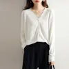 Chaqueta de punto de lana peinada, de color liso, con cuello en V, holgada, adelgazante y con hebilla para uso diario.