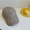 Gorra de béisbol a cuadros estilo coreano, suave, para primavera y verano, para mujeres y parejas, gorra exterior con visera curva que hace que la cara se vea más pequeña, gorra a cuadros fresca tipo pico de pato para hombres