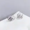 Pendientes de Aguja de Plata S925 Flor para Mujer Estilo Japonés Simple Hueco Flor de Rosa Pequeña Elegante Joyería para Orejas Pendientes de Mujer