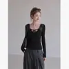 Camiseta preta com renda emendada, cadarço, decote V e manga longa para mulheres, top base para o outono, corte justo e design estiloso