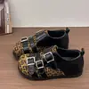 Zapatos de vestir 2026, zapatos pequeños de cuero, suela gruesa, estilo británico, negro, modernos, diseño nuevo, versátiles, de caña baja, con hebillas metálicas, estilo gótico y tacón oculto para mayor altura