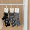 Calcetines a rayas de bloques de color para otoño e invierno, calcetines versátiles de media pantorrilla, sin costuras, modernos y antipelusas, con un estilo preppy y hechos de algodón