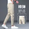 Jeans cropped fino de alta qualidade para o verão em cáqui para homens, corte slim, para pessoas baixinhas, calça casual, luxo leve