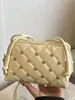 Bolso de Mano de Moda de Verano Bolso Tote Pequeño para Mujer 2025 Nuevo Bolso Bucket Acolchado Simple Hombro Cruzado Bolso para Teléfono Móvil