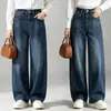 Jeans de mujer extremadamente elegantes con bajo curvo, nuevos para primavera y otoño 2026, azules, con un diseño único y un corte amplio, acampanado y tipo guadaña.
