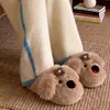 Chinelos de algodão femininos, novo estilo outono/inverno 2026, com sola grossa, antiderrapantes, quentes e fofos, disponíveis para atacado. Chinelos de algodão masculinos também disponíveis