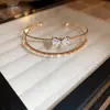 Pulsera Abierta con Flor de Lazo Plisado Redondo Irregular, Pulsera de Estilo Exagerado, Sensación de Lujo Ligero y Gama Alta, Joyería para Mujer