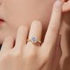 Anillo de Moissanita de Lujo Ligero de 2 Quilates Más Vendido Transfronterizo, Diseño Floral Simple, Diseño de Nicho, Anillo de Cuatro Garras, Directo de la Fábrica Fuente