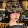 Gorra retro americana con parche de estrella de estampado de leopardo para mujer, boina de pico de pato de estilo nicho de moda de chica picante de alta gama