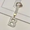Pingente de chaveiro de carro com 26 letras em inglês cravejado de diamantes transfronteiriço, decoração de bolsa com strass de argila, atacado de chaveiro de celular