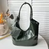 Bolso nuevo de principios de otoño 2026, bolso cubo liso vintage, bolso de mano simple, bolso de hombro a la axila moderno y relajado