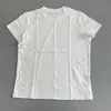 Camiseta Branca de Verão Minimalista com Patchwork de Designer, Manga Curta, Gola Redonda, Top Casual Solto e Versátil para o Verão