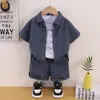 Conjunto de verão com manga curta para meninos, novo estilo 2026, roupa de verão estilosa para bebê, conjunto moderno de três peças xadrez para meninos pequenos