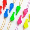 Juguetes de puesto al por mayor color juguetes para niños silbato accesorios para animar fiestas silbato de plástico fútbol Copa del Mundo