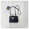Bolsa caixa de estilo europeu e americano de alta qualidade com corrente, bolsa popular online para mulheres, nova bolsa versátil da moda para ombro e transversal 2026