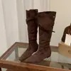 Coleção Outono/Inverno 2026: Novas Botas Longas Femininas Estilo Marrom Melard com Forro de Camurça Sintética e Efeito Emagrecedor