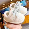 Sapatos para bebês, novos modelos de primavera e outono, sapatos para iniciantes para bebês meninas de 1 a 2 anos, sola macia, antiderrapantes, sapatos que fazem barulho