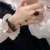 Pulsera de encaje con cadena de flor de rosa negra, inspirada en lo vintage, de alta gama - un diseño lujoso y único que combina una pulsera y un anillo