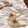 Nuevas pantuflas suaves de oso con estampado de nubes a rayas 2026, lindo diseño de punta abierta, pantuflas de interior para mujer de otoño, antideslizantes y resistentes al desgaste