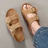 Sandálias femininas estilo coreano com sola grossa e fivela, novo modelo de verão 2026, sapatos casuais de praia abertos na frente, chinelos macios e confortáveis para uso externo