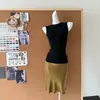 Top Regata Gola Alta Preto Slim-Fit + Saia Midi Fluida Estilo Cauda de Peixe em Seda de Cobre Minimalista para um Look Elegante e que Afina a Silhueta - Estilo Old Money