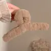 Presilhas de cabelo de pelúcia para outono e inverno para mulheres, acessórios de cabelo de luxo leve e de alta qualidade, presilhas elegantes para penteados presos, presilhas tipo tubarão estilo coreano para a parte de trás da cabeça
