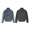 Chamarra Deportiva de Mezclilla Estampado Completo Puntos Pequeños Rayas Blancas Laterales Logo Pequeño Cuello Alto Cremallera Marca de Moda Superior Hombre