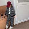 [Estilo Gran Venta] Traje Rayado Infantil para Niños y Niñas Estilo Coreano Sudadera Cálida con Cuello Alto Pantalones Rectos Conjunto de Dos Piezas