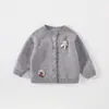Cárdigan de punto para bebé niña con decoración de muñeca 3D, nuevo modelo otoño/invierno 2026, top versátil para bebé, multicolor, manga larga
