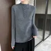 Otoño e invierno 2026 nuevo tejido de punto de lana pura de cuello medio medio abierto de manga larga para mujer color liso top suéter de lana acanalado
