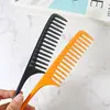 Fábrica en stock venta al por mayor peine de peluquería más peine de cola puntiaguda de dientes anchos y gruesos peine de plástico de dientes grandes peine de bobina para el cabello peine de dientes finos peine para bajar el cabello