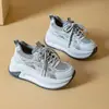 Sapatos femininos de tamanho pequeno, coleção outono 2026, casuais e estilosos, com sola grossa, que aumentam a altura, versáteis e esportivos, desenhados como "dad shoes"