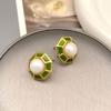 Aretes de botón estilo retro Chanel estilo coreano con perlas de agua dulce, elegantes, con esmalte, diseño de nicho, personalidad, temperamento, joyería para las orejas