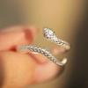 Pulsera de anillo de serpiente con diamantes verdes para mujer, diseño ligero y lujoso, con un toque de temperamento moderno y elegante, ideal para el dedo índice, 2023