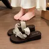 Sandalias de Verano 2026 Más Vendidas Calzado para Exteriores Pantuflas para Mujer Diseño Simple de Tira entre Dedos Tira Cruzada de Tela Tacón de Cuña Resistente al Desgaste