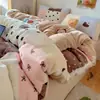 Ins caricatura Clase A Otoño/Invierno Leche Polar Juego de Cama de Cuatro Piezas Peso Alto por Metro Cuadrado Sábana Engrosada Estilo Sábana Ajustable Funda de Edredón Juego de Tres Piezas