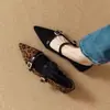 Nuevos y elegantes zapatos Mary Jane de punta plana para mujer, estilo francés otoño 2026, zapatos negros con estampado de leopardo de una sola tira