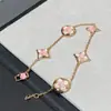 Pulsera de alta gama en forma de L, forma de diamante, trébol de cuatro hojas, cinco flores para mujer, versión superior de pulsera de cuatro flores con nácar rosa y blanco, irradia un sentido de lujo