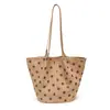 Bolso de lunares para mujer 2026 nuevo otoño gama alta retro gamuza un solo hombro gran capacidad bolso de mano para ir al trabajo