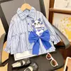 2432Q Conjunto de Duas Peças para Meninas 2026 Primavera e Outono Novo Roupa Infantil Gato Fofo com Laço Camisa e Jeans