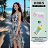 Maiô de peça única de alta qualidade, com estampa floral vintage e efeito de lavagem com tinta, apresentando um delicado decote halter e um design de saia assimétrico para uma silhueta favorecedora.